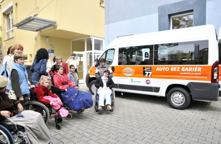 V Jablonci n. N. a okolí již jezdí nový vůz pro zdravotně postižené děti