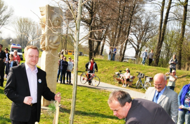 Hejtman LK symbolicky pomohl zasadit pamětní strom na Bodu Trojmezí.