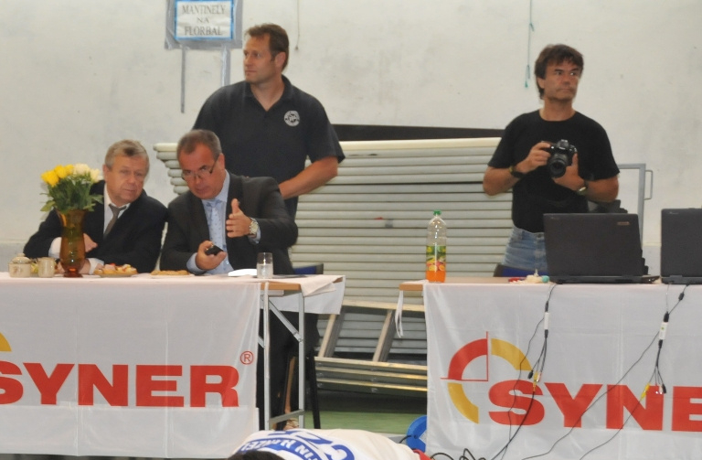 Hejtman (vpravo) sledoval turnaj s veteránem Milanem Vágnerem.