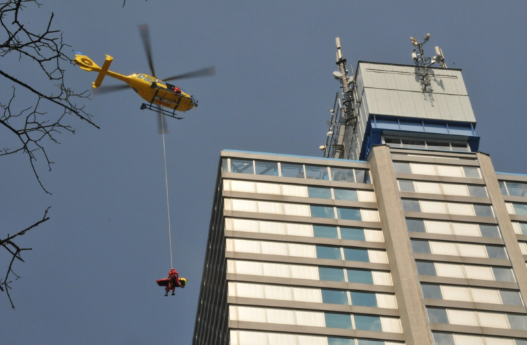 Hejtman se &quot;svezl&quot; zavěšený pod helikoptérou ze 17. patra budovy KÚLK v Liberci. 