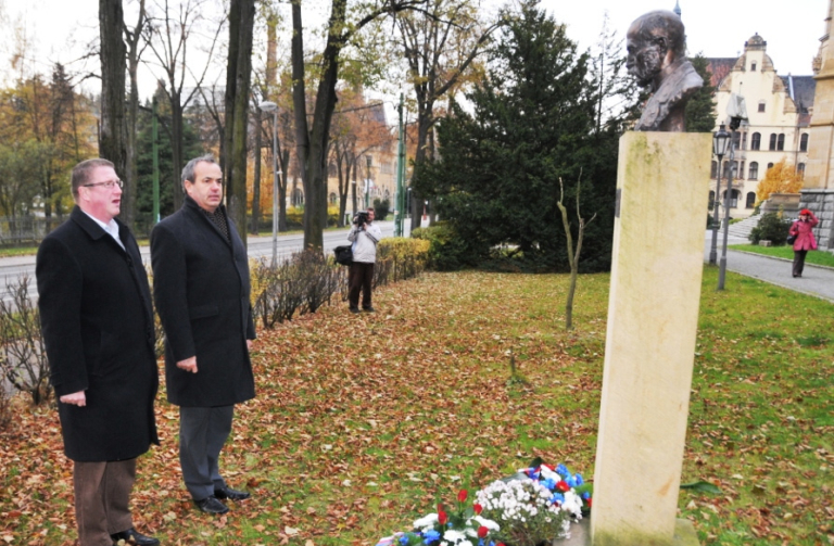 Hejtman LK Stanislav Eichler (vpravo) a odstupující priámátor Liberce Jiří Kittner položili květiny u busty T. G. Masaryka před Severočeským muzeem.