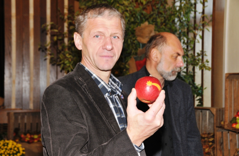 Radní Jaroslav Podzimek obdivuje jablko s Betlémskou hvězdou.