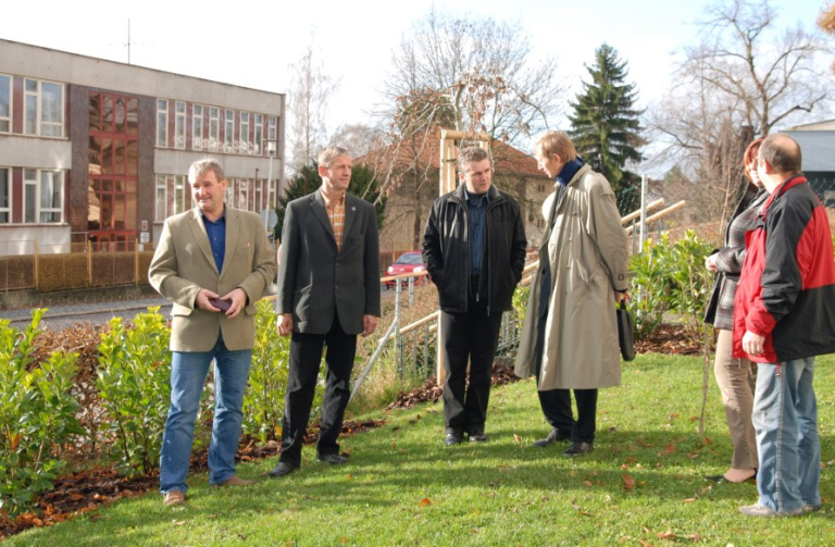 Radní Jaroslav Podzimek (druhý zleva) si prohlédl zeleň u Domus s pečovatelskou službou v Turnově