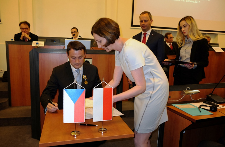 Česko-polská dohoda zjednodušší přeshraniční zásahy hasičů. V rámci spolupráce byl oceněn i hejtman kraje